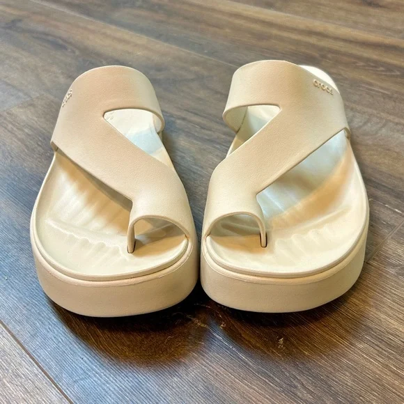 Crocs Getaway Platform Toe Loop Sandal in Sandstone, Size 10 - Picture 4 of 8